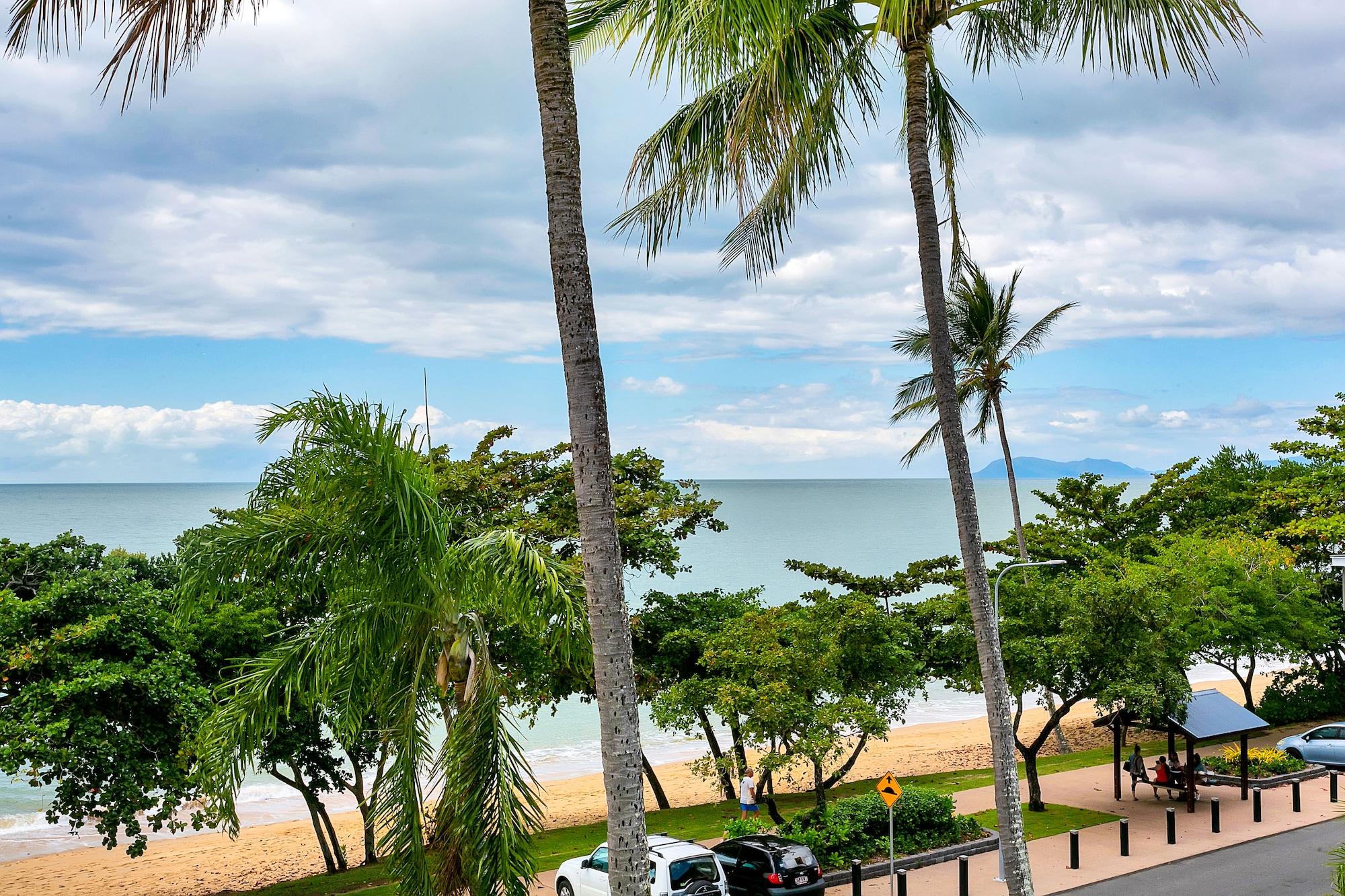 Roydon Beachfront Apartments Trinity Beach Exterior foto