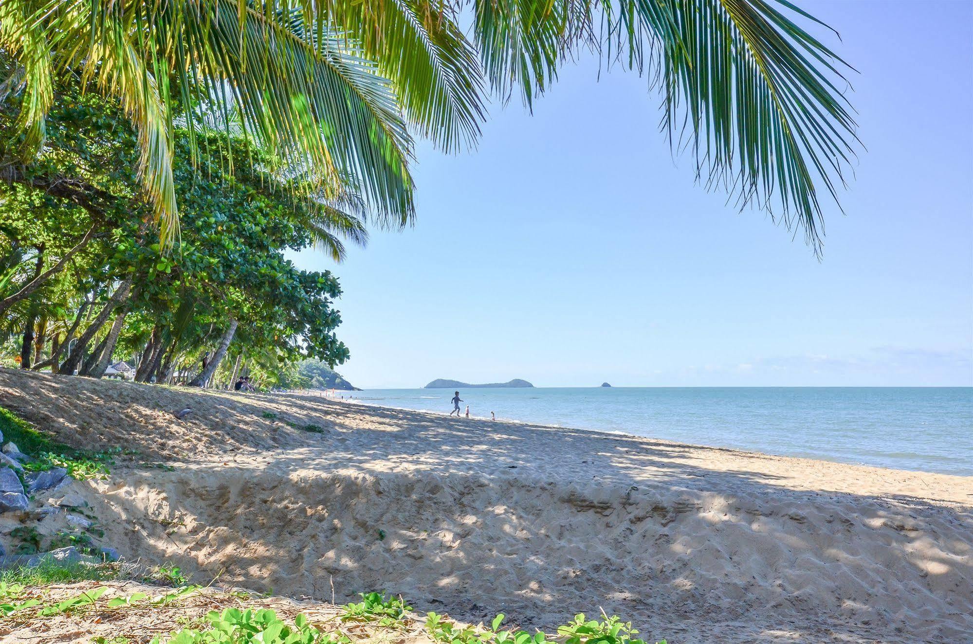 Roydon Beachfront Apartments Trinity Beach Exterior foto
